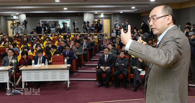 16일 국회의원회관에서 열린 세월호 인양 대국민 설명회에서 인양업체인 상하이셀비지 장엔 부사장이 그 동안의 과정과 향후 인양계획 등을 설명하고 있다. 오대근 기자