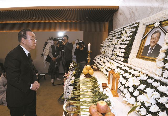 반기문 전 유엔(UN) 사무총장이 15일 서울 서대문구 연세대 세브란스병원 장례식장에 마련된 고(故) 박세일 서울대학교 명예교수의 빈소를 찾아 조문하고 있다. 연합뉴스