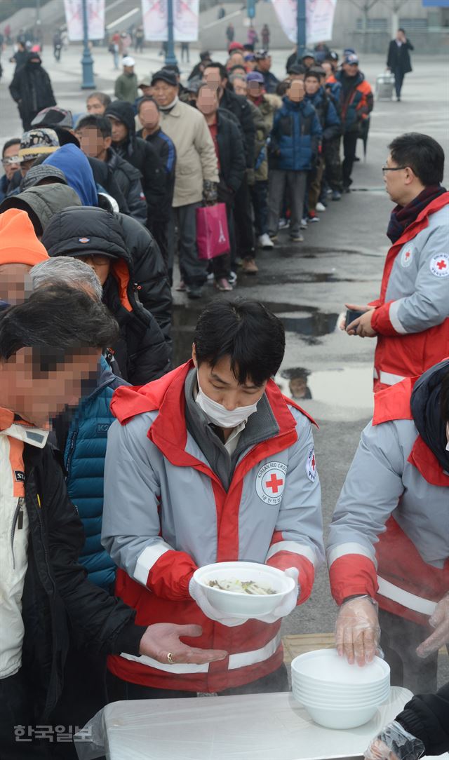 지난 2일 대한적십자가 서울역 광장에서 독거노인 등에게 떡국을 제공하고 있다. 한국일보 자료사진