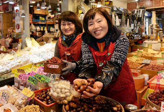 지난 10일 오후 서울 동대문구 청량리종합시장 상인이 설 차례 음식을 판매하고 있다. 연합뉴스