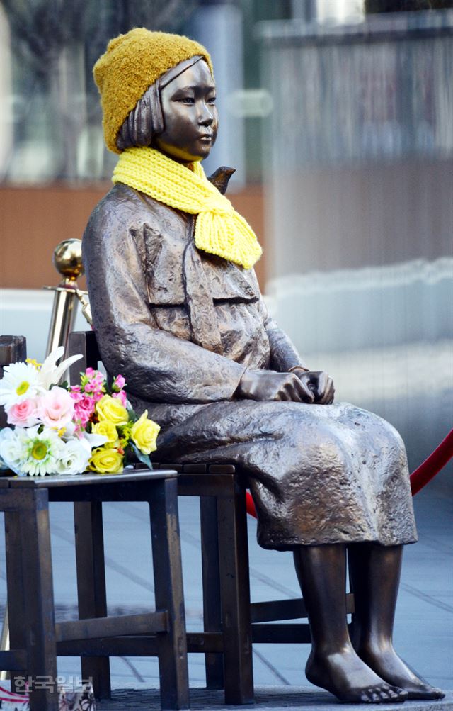 서울 종로구 중학동 주한 일본대사관 앞에 설치된 일본군 위안부 소녀상. 한국일보 자료사진