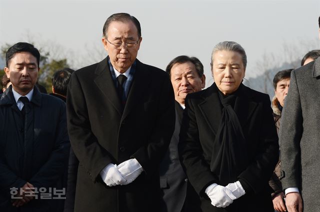 반기문 전 유엔 사무총장이 17일 경남 김해 봉하마을을 방문해 고 노무현 전 대통령의 묘역을 참배하고 있다. 김해=전혜원 기자