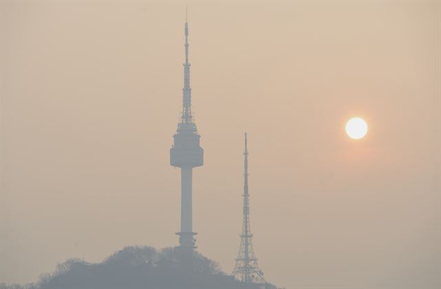 미세먼지가 '나쁨' 수준을 보인 18일 서울 중구 숭례문 인근에서 본 N서울타워가 미세먼지와 안개에 뿌옇게 보이고 있다.왕태석기자 kingwang@hankookilbo.com