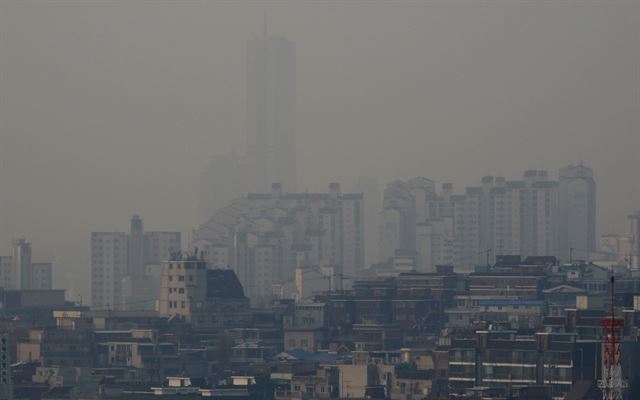 미세먼지가 '나쁨' 수준을 보인 18일 서울 중구 숭례문 인근에서 본 여의도 63빌딩이 희미하게 보이고 있다.kingwang@hankookilbo.com