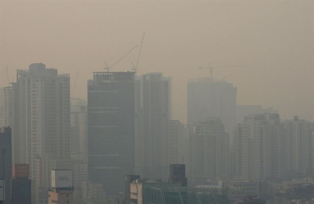 미세먼지가 '나쁨' 수준을 보인 18일 서울 중구 숭례문 인근에서 본 용산의 건물들이 미세먼지와 안개에 쌓여 희미하게 보이고 있다.kingwang@hankookilbo.com