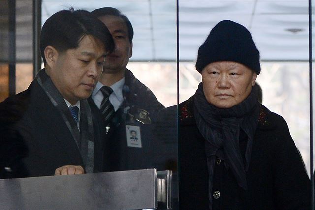 김경숙 전 이화여대 신산업융합대학장이 17일 구속전피의자심문(영장실질심사)을 받기 위해 서울 서초구 서울중앙지법으로 들어서고 있다. 김주영 기자