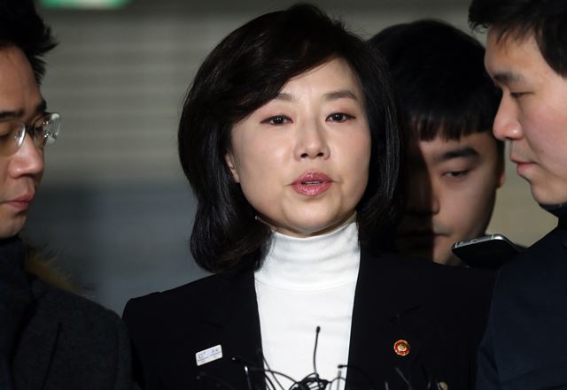 문화ㆍ예술계 블랙리스트 작성을 주도한 혐의를 받고 있는 조윤선 문화체육관광부 장관이 17일 서울 대치동 특검 사무실에 출석하고 있다. 홍인기기자