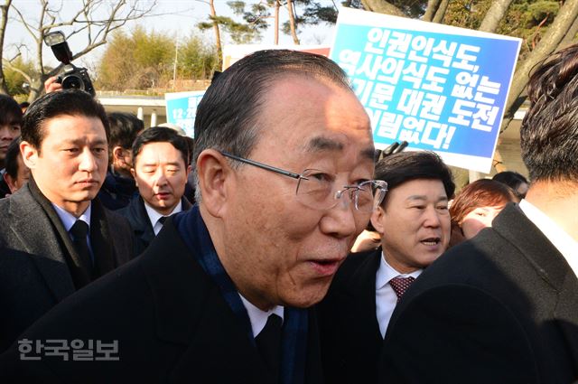 반기문 전 유엔 사무총장이 17일 오전 경남 김해 봉하마을을 방문해 고 노무현 전 대통령의 묘소를 참배한 후, 권양숙 여사를 만나러 사저로 향하고 있다. 주위에서는 과거 반 전 총장의 한일 위안부 합의 환영 발언을 비판하는 항의 시위가 벌어지고 있다. 김해=전혜원 기자 iamjhw@hankookilbo.com