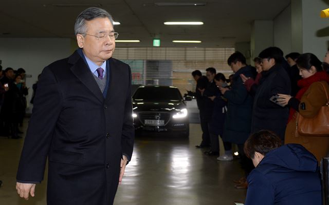 18일 오전 서울 대치동 특검사무실에 박영수 특별검사가 출근하고 있는 모습. 홍인기 기자