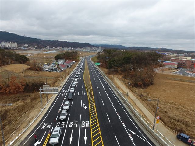 예천-도청 신도시간 도로가 지난해 연말 개통돼 지역경제활성화에 기여하고 있다. 예천군 제공