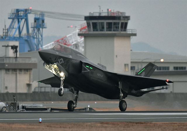 미군의 최신예 스텔스 전투기 F-35가 지난 18일 저녁 일본 야마구치(山口) 현 이와쿠니(岩國) 기지에 착륙했다. 이와쿠니=교도연합뉴스