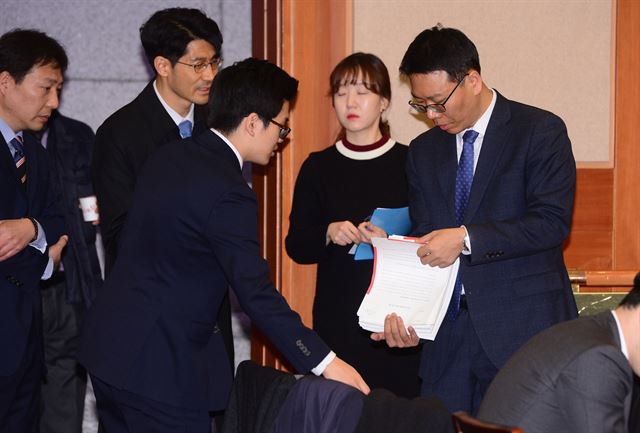 서울 재동 헌법재판소 대심판정에서 19일 열린 박근혜 대통령 탄핵심판 7차 변론기일에서 참석자들이 정호성 전 청와대 부속비서관의 증인심문과 관련한 자료를 검토하고 있다. 사진공동취재단