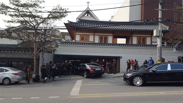 19일 오후 서울 종로구 가회동 성당에서 열린 '비-김태희 부부' 결혼식 현장 모습. 경호원들은 차를 탄 하객의 이름과 얼굴을 일일이 확인했다. 양승준 기자