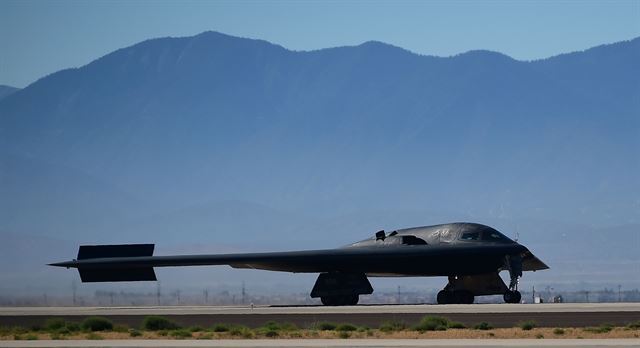 미국 캘리포니아 팜데일에서 대기 중인 B-2 폭격기. AFP 연합뉴스 자료사진