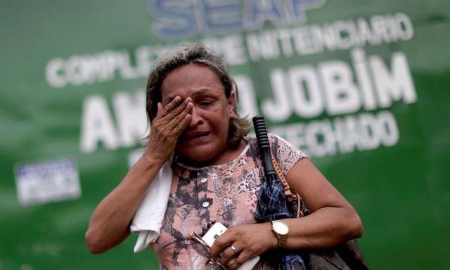 조빙 교도소 재소자의 가족으로 보이는 한 여성이 눈물을 훔치고 있다. 마나우스=AFP 연합뉴스