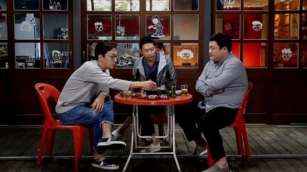 술자리 대화를 콘셉트로 내세운 ‘인생술집’. tvN 제공