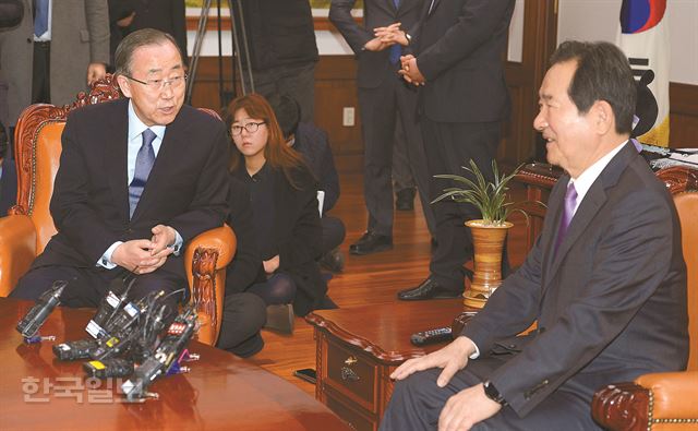 반기문(왼쪽) 전 유엔 사무총장이 20일 국회를 방문해 정세균 국회의장과 대화하고 있다. 오대근기자 inliner@hankookilbo.com