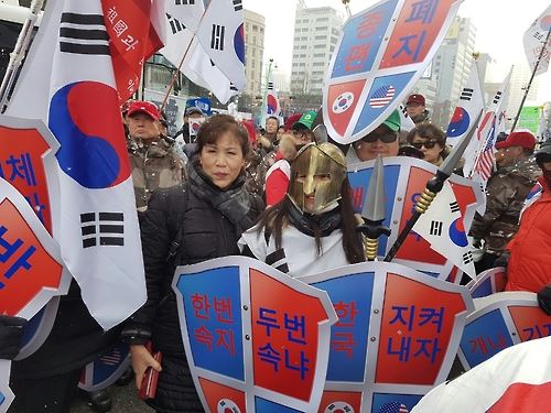 21일 오후 서울 대한문 일대에서 '대통령 탄핵기각을 위한 국민총궐기운동본부' 주최로 탄핵 반대 집회가 열린 가운데 참가자들이 십자군을 연상케하는 복장을 하고 있다. 연합뉴스.