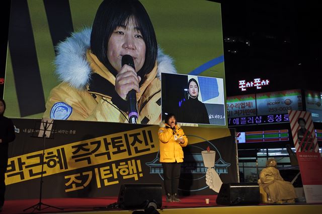 단원고 2학년 3반 정예진 학생 어머니 박유신 씨가 대구12차시국대회 본대회 발언자로 나섰다. "예진이와 같은 아이가 다시 생기지 않도록 진실촉구를 끝까지 싸우겠다"는 발언에 시민들은 뜨거운 박수를 보냈다. 윤희정기자 yooni@hankookilbo.com