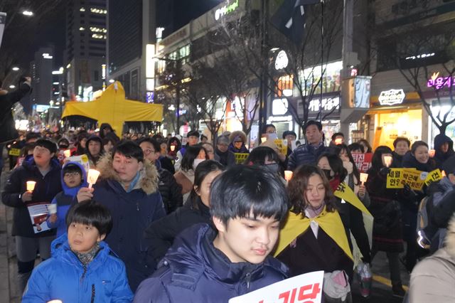 21일 대구12차시국대회에 참석한 시민들이 도심 2.5km 촛불행진에 참여하고 있다. 윤희정기자 yooni@hankookilbo.com