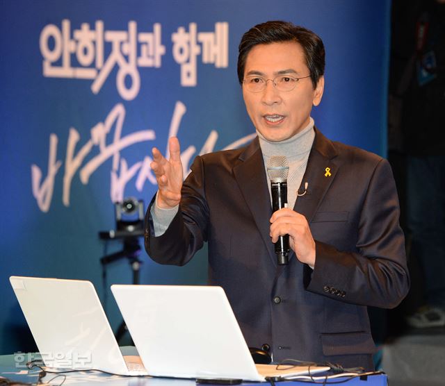 안희정 충남도지사가 22일 오전 서울 종로구 대학로 굿 씨어터에서 ‘19대 대통령 출마선언을 위한 5시간 즉문즉답’을 진행하며 발언하고 있다. 오대근기자