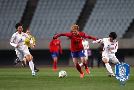 작년 2월 일본 오사카에서 열린 리우올리픽 여자축구 최종예선 남북한전. 당시 한국과 북한은 1-1로 승부를 가리지 못했다. 2018년 여자 아시안컵 예선에서 남북이 한 조에 속해 관심을 모은다. 대한축구협회 제공