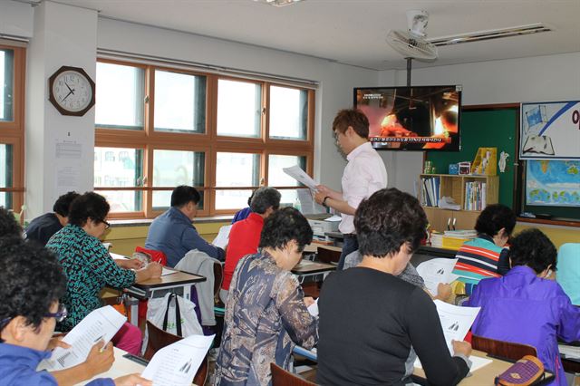 강원지역에서 ‘성인 문해교육’을 이수한 어르신 24명이 최근 초등학교 학력을 인정받았다. 지난해 9월 삼척교육문화관이 정라초교에서 문해교육 2, 3단계 수강생을 대상으로 현장수업을 진행하고 있다. 삼척교육문화관 제공