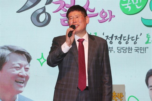 국민의당 김경진 의원이 22일 오후 광주 서구 치평동 일·가정양립지원본부에서 열린 '강철수와 국민요정들 토크쇼'에서 인사말을 하고 있다. 연합뉴스.