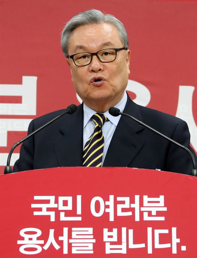 인명진 새누리당 비상대책위원장이 22일 오후 서울 여의도 당사에서 기자회견을 열고 정책 쇄신 방안을 발표하고 있다. 연합뉴스