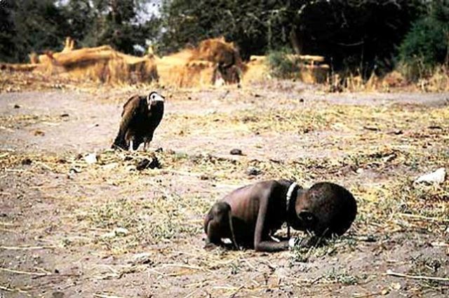 1993년 수단에서 촬영된 '굶주린 소녀와 독수리(Waiting game for Sudanese child)’. 보도 이후 사진기자 케빈 카터에게는 "취재하는 대신 소녀를 구해야 했다"는 비난이 제기됐다.