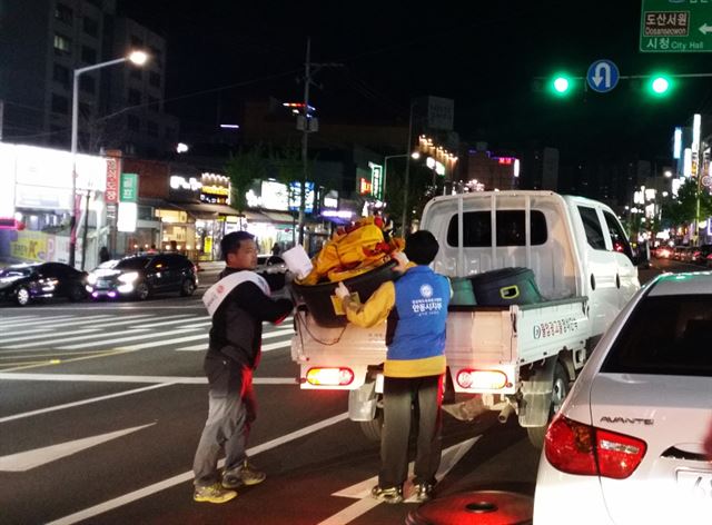 안동시가 올해부터 도시경관을 해치는 불법광고물의 적극적인 퇴치를 위해 팔을 걷었다. 안동시 제공.