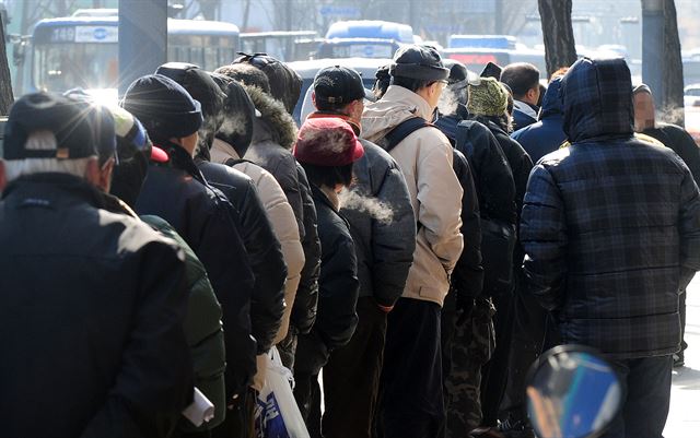 23일 서울의 기온이 영하 12도까지 떨어지는 등 전국에 맹 추위가 기승을 부릴 전망이다. 한국일보 자료사진