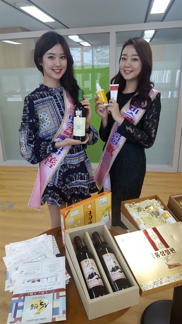 2016 미스경북실라리안 진 정소희(오른쪽) 선 김나경(2번째)씨가 23일 경북 안동시 경북도청에서 경북도 우수제품 공동브랜드인 실라리안 제품을 홍보하고 있다. 최홍국기자 hkchoi@hankookilbo.com