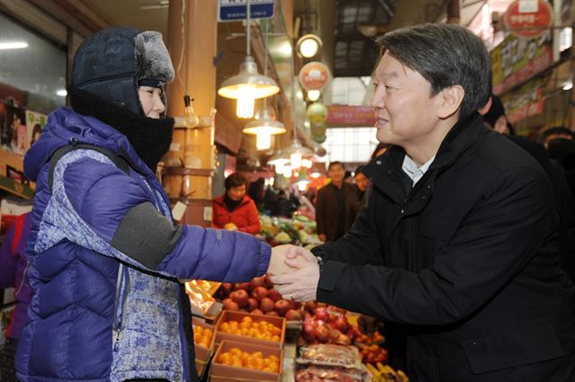 안철수 국민의당 전 공동대표가 23일 오전 전남 목포시 용당동 동부시장을 찾아 상인들과 인사를 나누고 있다. 목포=뉴스1