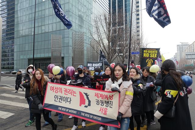 21일 오후 서울 강남역에서 벌어진 '여성행진' 참가자들이 행진하고 있다.