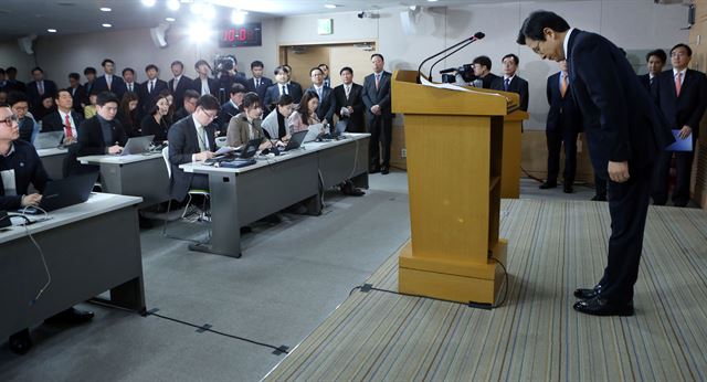 황교안 대통령 권한대행 국무총리가 23일 오전 서울청사에서 신년 기자회견을 하기 전 인사하고 있다. 연합뉴스