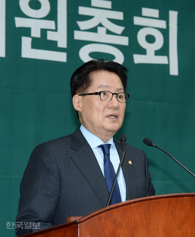 박지원 국민의당 대표가 24일 국회에서 열린 의원총회에 참석해 발언하고 있다. 오대근기자