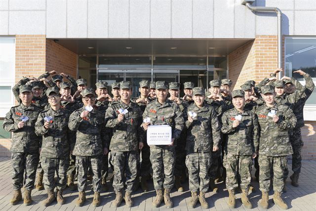 경북 포항 해병대1사단 포병연대 장병들이 어머니의 투병으로 어려움에 처한 선배 해병을 돕기 위해 헌혈증 189장을 모아 전달하고 있다. 해병대1사단 제공.