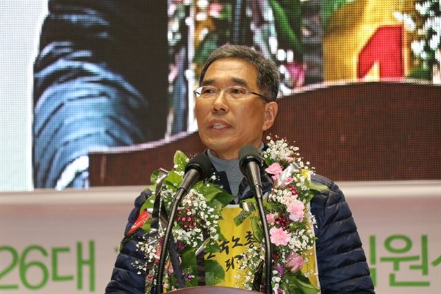 24일 서울 송파구 잠실실내체육관에서 열린 한국노총 위원장 선거에서 당선된 김주영 신임 한국노총 위원장이 당선 소감을 말하고 있다. 한국노총 제공