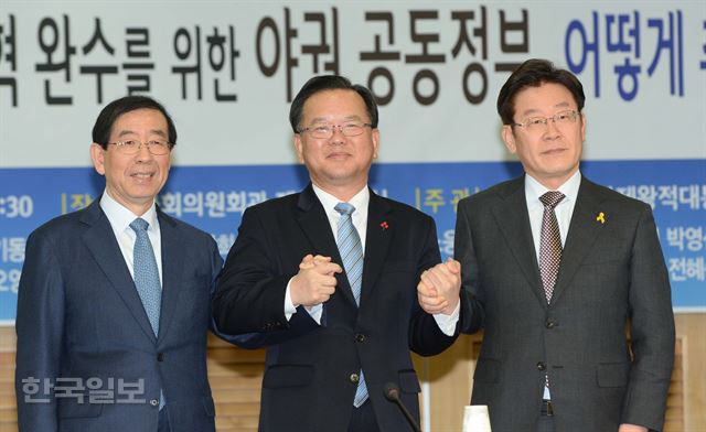 박원순 서울시장(왼쪽부터), 김부겸 의원, 이재명 성남시장이 24일 오전 국회 의원회관에서 열린 야권 공동정부 추진 대선주자 초청 좌담회에서 손을 잡고 있다. 오대근기자 inliner@hankookilbo.com