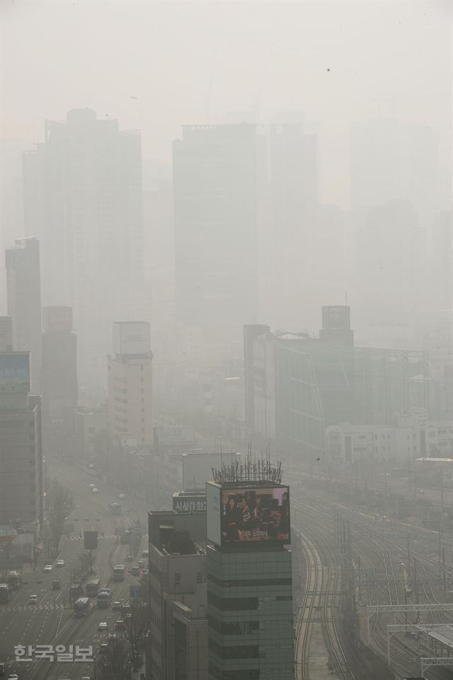 지난 2일 오후 중국발 스모그의 영향으로 서울역 인근과 용산구 일대 건물이 희뿌연 미세먼지에 휩싸여 흐리게 보인다. 고영권 기자 youngkoh@hankookilbo.com