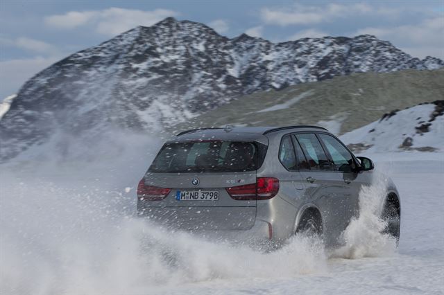 설원을 마음껏 누비는 BMW X5 M. BMW 제공