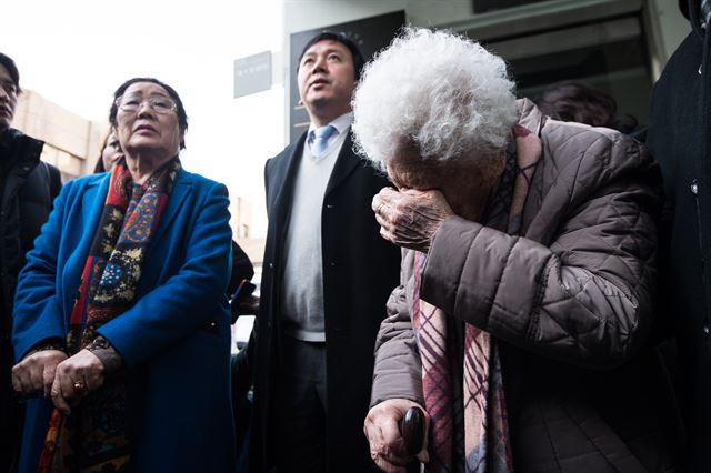 일본군 위안부 피해자 이옥선 할머니가 25일 서울 광진구 동부지법 앞에서 저서 '제국의 위안부'로 일본군 위안부 피해자의 명예를 훼손한 혐의로 기소된 박유하 세종대 교수(60)의 1심 공판이 무죄로 선고되자 눈물을 훔치고 있다. 왼쪽은 이용수 할머니. 2017.1.25/뉴스1