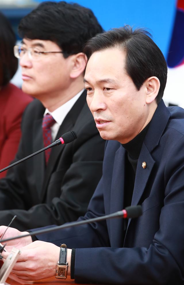 우상호 더불어민주당 원내대표가 26일 국회에서 열린 기자간담회에서 발언하고 있다. 연합뉴스