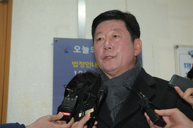 공직선거법 위반 등의 혐의로 기소된 더불어민주당 박재호(57ㆍ남구을) 의원이 26일 부산지법 동부지원의 선고 후 법정을 나와 기자들의 질문에 답하고 있다.