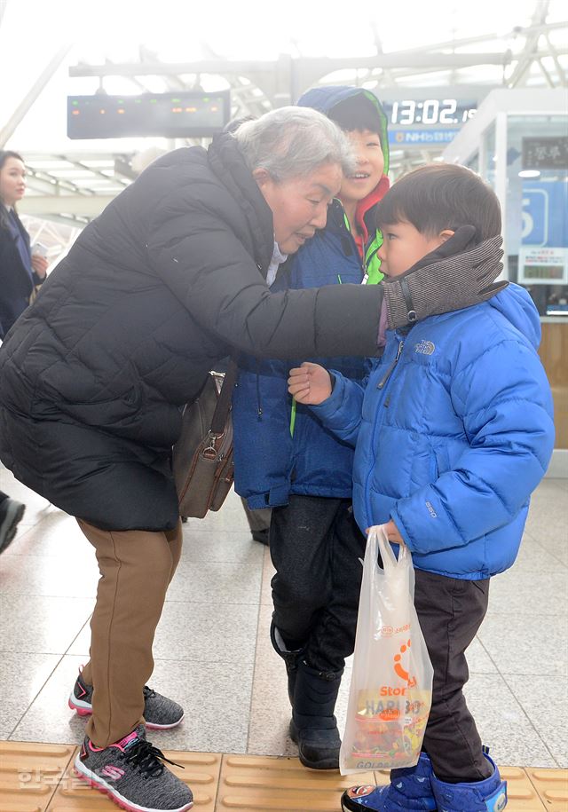 울산에서 역귀성한 권금주(81)씨가 마중나온 조카손자들과 반갑게 인사하고 있다.