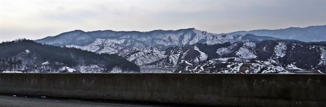 차창 밖으론 눈 덮인 산이 유유히 흘러 지나갔다.