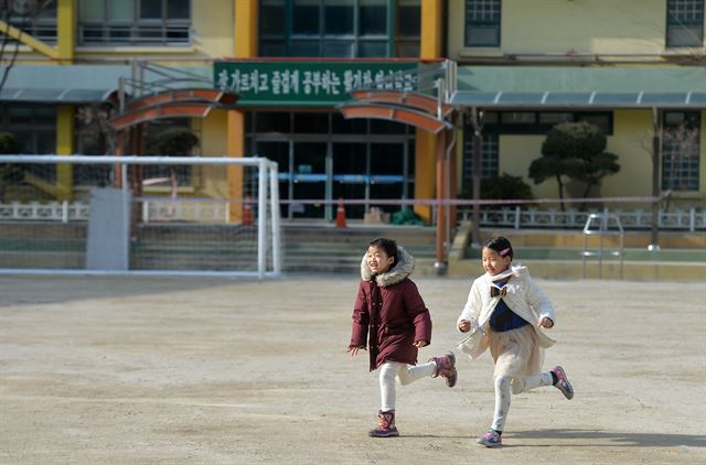 서울시내 초등학교 예비소집일인 11일 오후 서울 마포구의 한 초등학교 운동장에서 예비초등학생들이 뛰어 놀고 있다. 뉴스1