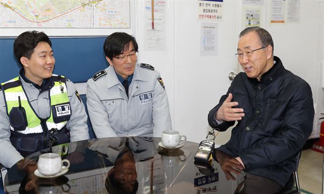 반기문 전 유엔 사무총장이 27일 오전 서울 동작경찰서 남성지구대를 방문해 연휴 근무 중인 경찰관과 대화하고 있다. 연합뉴스