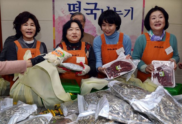 19일 오전 서울 정동교회에서 야권의 대선후보 부인들이 한자리에 모여 '사랑의 떡국나누기' 봉사활동을 하고 있다. 왼쪽부터 박원순 서울시장 부인 장난희씨, 인재근 더불어민주당 의원, 이재명 성남시장 부인 김혜경씨,문재인 전 대표 부인 김정숙씨. 고영권 기자 youngkoh@hankookilbo.com